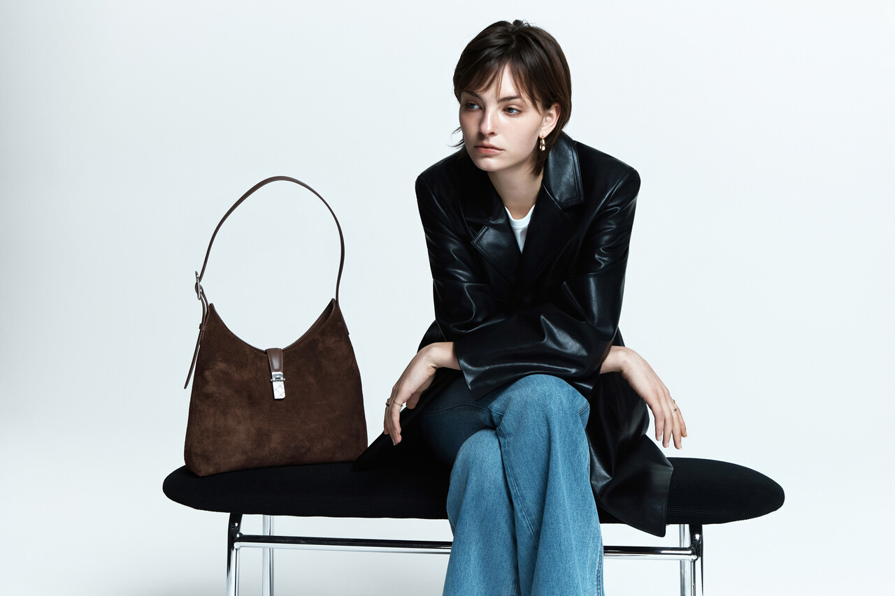 닥스 액세서리 스웨이드 백 화보. 2025.10.17./사진=LF