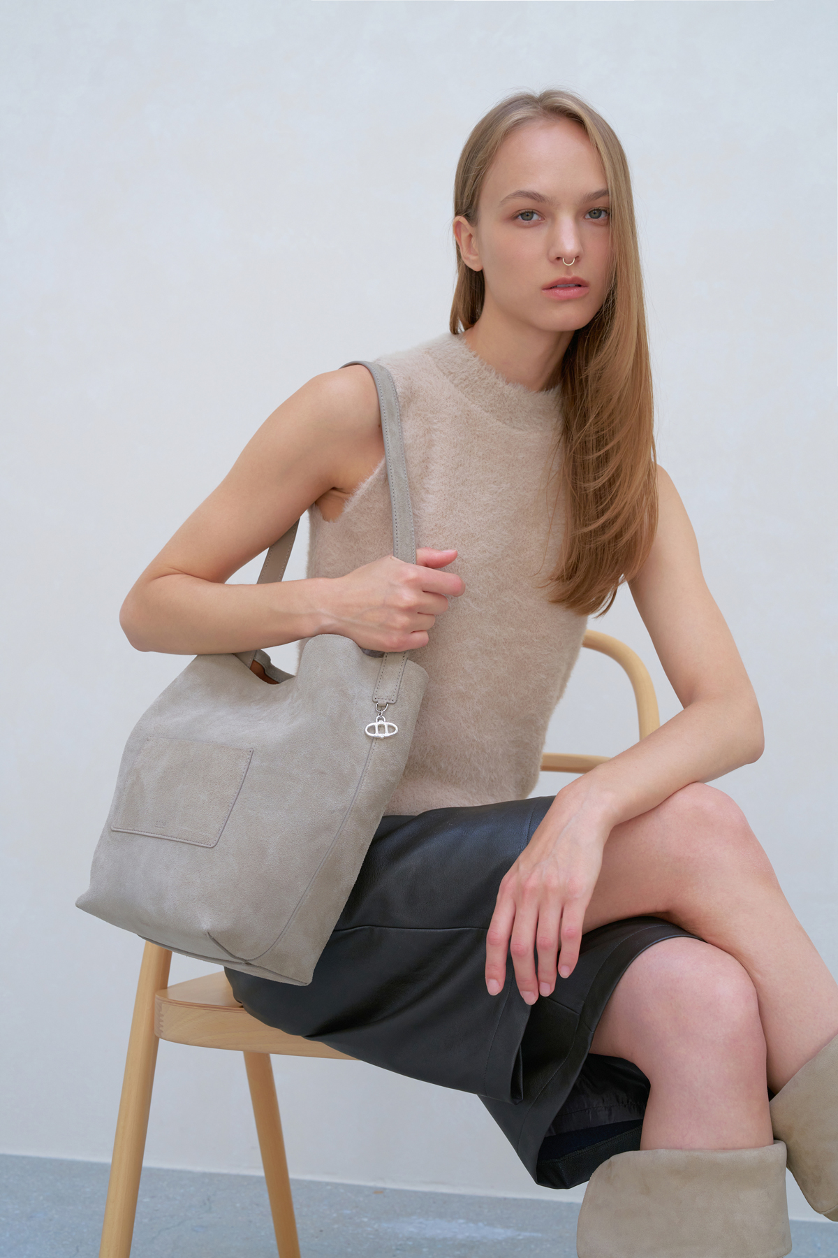 아떼 바네사브루노 액세서리 스웨이드 백 화보. 2025.10.17./사진=LF