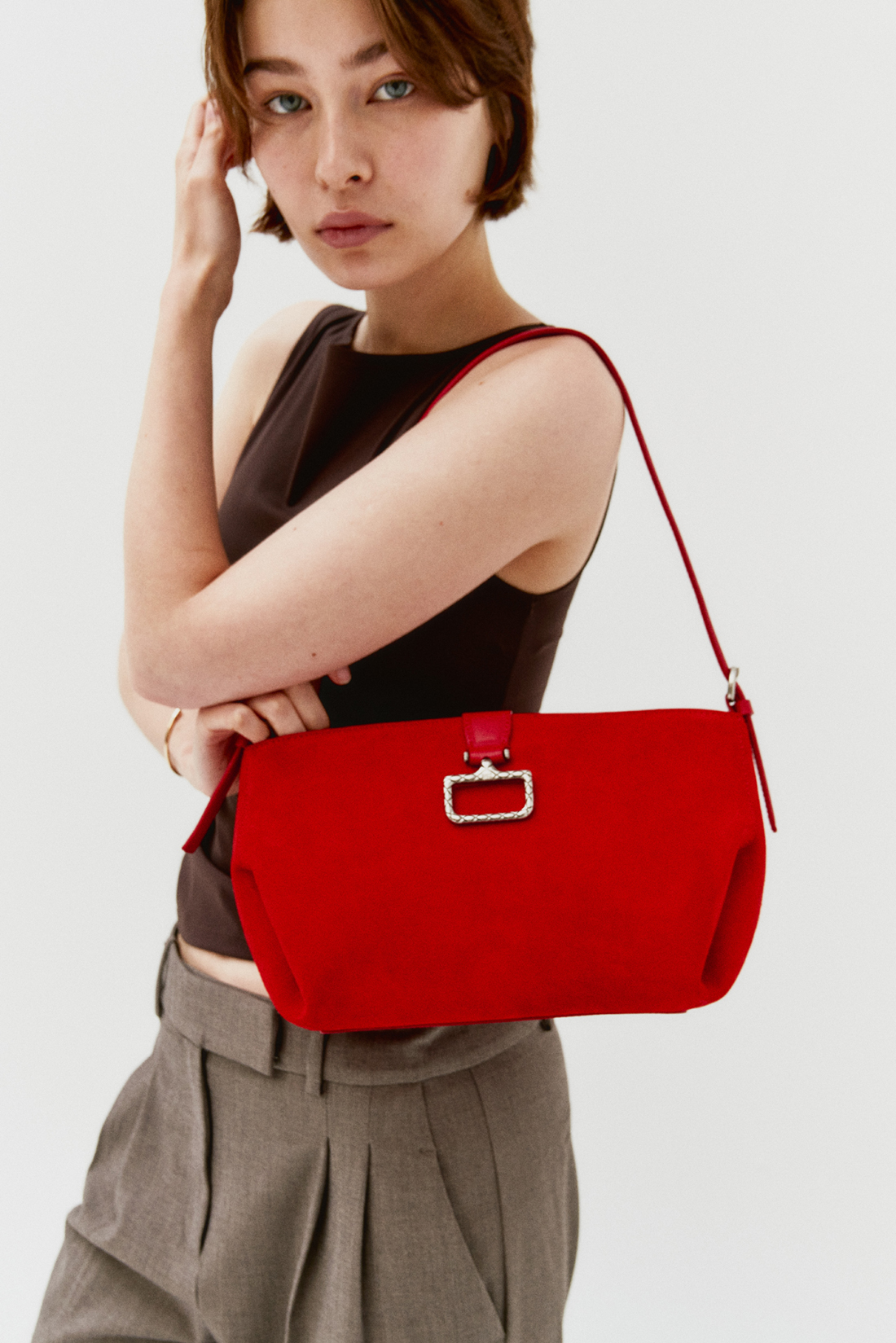 닥스 액세서리 스웨이드 백 화보. 2025.10.17./사진=LF