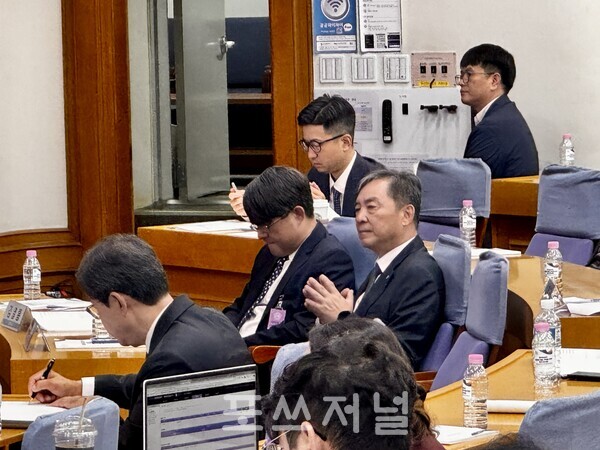 2025년 10월 17일 서울 여의도 국회에서 열린 '제약바이오 글로벌 진출 가속화 전략 토크 콘서트'에서 김열홍 유한양행 R&D사장(사진 가운데)이 경청하는 모습. /사진=신은주 기자