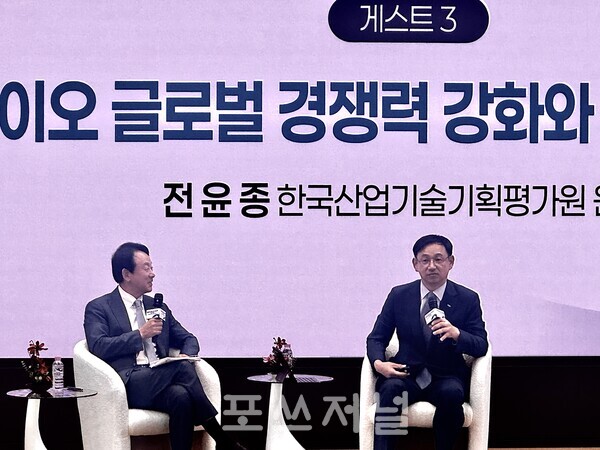 2025년 10월 17일 서울 여의도 국회에서 열린 '제약바이오 글로벌 진출 가속화 전략 토크 콘서트'에서 전윤종 한국산업기술기획평가원 원장(사진 오른쪽)이 게스트로 참가해 발언하고 있다. /사진=신은주 기자