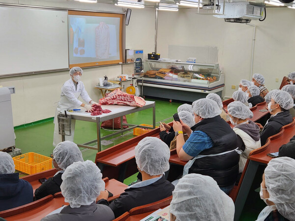 NS홈쇼핑 임직원들이 2025년 10월 16일 농협경제지주 축산물위생교육원에서 ‘축산물 식육 부위별 세부 특성과 상품화 교육’에 참여하고 있다. / 사진=NS홈쇼핑