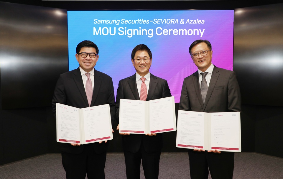 2025년 10월 17일 서울 서초구 삼성증권 본사에서 진행됐던 삼성증권(사장 박종문)과 싱가포르 국부펀드 테마섹(Temasek) 계열의 운용사와의 제휴식에서 (왼쪽부터) 싱가포르 국부펀드 테마섹(Temasek)의 100% 자회사인 세비오라 그룹(Seviora Holdings)의 가브리엘 림(Gabriel Lim) 대표, 박종문 삼성증권 사장, 아젤리아 자산운용의 CEO이자 CIO인 추엔야우(En Yaw Chue) 사장이 기념 사진을 촬영하고 있다. 2025.10.20./사진=삼성증권
