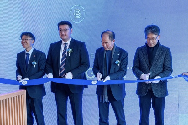 파리바게뜨 몽골 1호점 ‘자이산스퀘어점’ 오픈을 기념해 2025년 10월17일 진행된 테이프 커팅식에서 (왼쪽부터) 최진원 주몽골 대한민국 대사, 문흐바드랄 다쉬덴데브(Munkhbadral Dashdendev) 몽골 패스트리 코프 대표, 유승환 파리바게뜨 중국사업본부장, 이민철 SPC그룹 전무가 테이프 커팅을 하고 있다./SPC