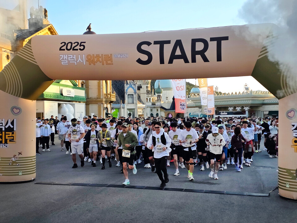 2025년 10월 19일 용인 에버랜드에서 열린 '갤럭시 워치런 @사파리'에서 참가자들이 '갤럭시 워치8 시리즈'를 착용하고 러닝을 시작하고 있다. 2025.10.20./사진=삼성전자