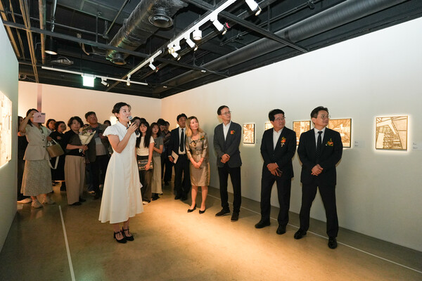 2025년 10월 17일 예술의전당 한가람미술관에서 (오른쪽부터) 이정원 효성 커뮤니케이션실장, 송형종 서울문화재단 대표이사, 이재석 예술의전당 사장 직무대행이 《감각의 서사》 전시를 관람하고 있다./사진=효성