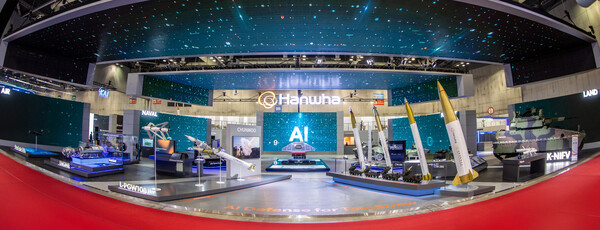 2025년 10월 20일 경기도 고양시 일산 킨텍스에서 열린 '서울 국제항공우주 및 방위산업 전시회(ADEX) 2025'에 설치된 한화 부스의 모습이다. /한화