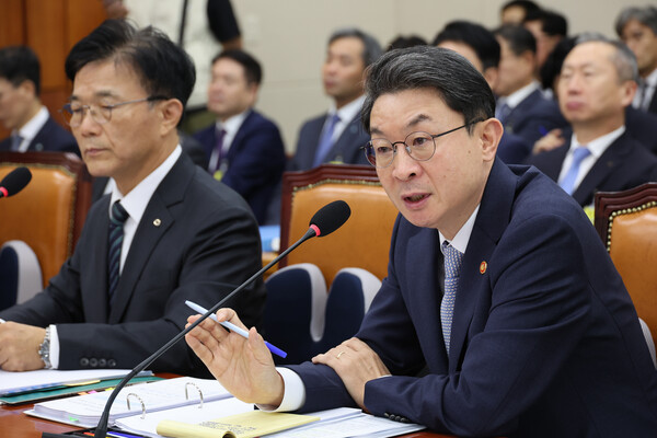 이억원 금융위원장이 20일 서울 여의도 국회 정무위원회에서 열린 금융위원회 등에 대한 국정감사에서 의원 질의에 답하고 있다. 2025.10.20/연합