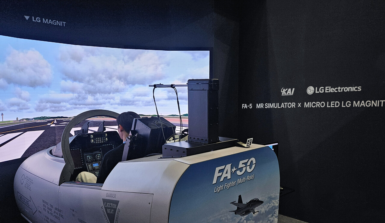 모델이 초고화질 마이크로 LED 사이니지 'LG 매그니트'가 적용된 비행 시뮬레이터 컨셉 모델을 체험하고 있다. 2025.10.21./사진=LG전자