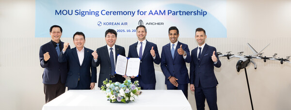 2025년 10월 20일 경기도 고양시 킨텍스에서 열린 '서울 국제 항공우주 및 방위산업 전시회(ADEX) 2025' 행사장에서 임진규 대한항공 항공우주사업본부장(왼쪽에서 3번째), 유종석 대한항공 안전보건 총괄 겸 오퍼레이션 부문 부사장(2번째), 박희돈 대한항공 경영전략본부장(1번째), 애덤 골드스타인 아처 에비에이션 최고경영자(4번째) 등 관계자가 미래항공교통(AAM) 모델 공동개발 업무협약(MOU)을 체결한 뒤 기념사진을 촬영하고 있다. /대한항공