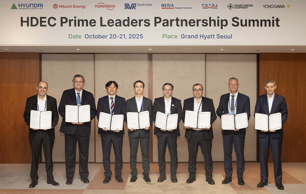 2025년 10월 20일 서울 용산구에 위치한 그랜드 하얏트 호텔에서 이한우 현대건설 대표이사(왼쪽에서 4번째)와 (왼쪽부터)히타치에너지 KSA, 플로우서브 알루사이드, 요코가와 사우디, 레다 해저드 컨트롤, 사우디 디젤, AVK SVM, 페트라 관계자들이 업무협약(MOU)을 체결한 후 기념사진을 촬영하고 있다. /현대건설