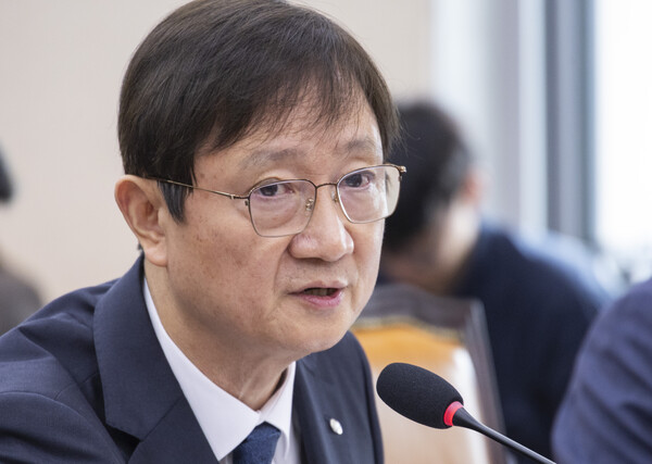 이찬진 금융감독원장이 2025년 10월 21일 국회에서 열린 정무위원회 국정감사에 출석해 의원 질의에 답하고 있다./사진=연합뉴스