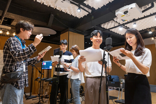 코웨이 임직원들이 독서취약계층 위한 봉사활동을 진행하고 있다. /2025.10.21.코웨이