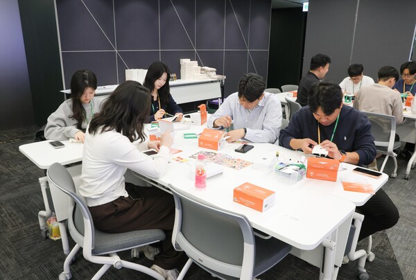 2025년 10월 13~25일 태양광 랜턴 만들기 봉사활동에 참여한 현대엘리베이터 임직원들이 점심시간을 이용해 제품을 조립하고 있다. /현대엘리베이터