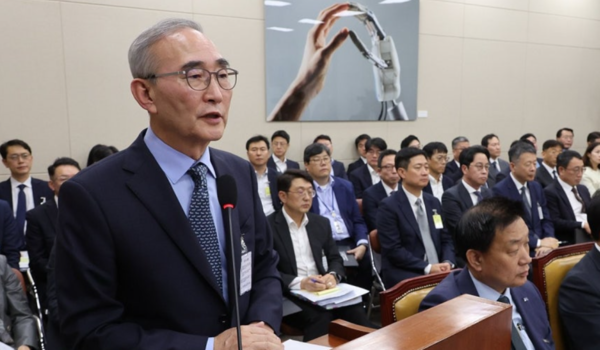 2025년 10월 21일 국회 과학기술정보방송통신위원회에서 열린 정보통신기술(ICT) 분야 산하기관 국정감사에서 김영섭 KT 대표이사가 해킹사태와 관련한 위원 질의에 답하고 있다./사진=연합뉴스