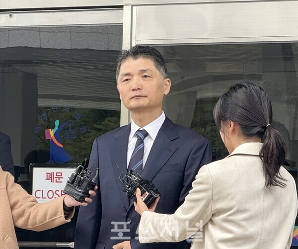 김범수 카카오 미래이니셔티브센터장이 2025년 10월 21일 서울남부지법에서 열린 자본시장법 위반 혐의 1심 선고공판 후 소회를 밝히고 있다./사진=박소연 기자