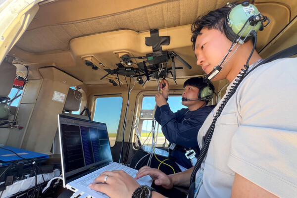  KT 직원들이 인천 아라뱃길 구간에서 UAM의 주요 기술요소를 점검하고 있다. /2025.10.22 KT