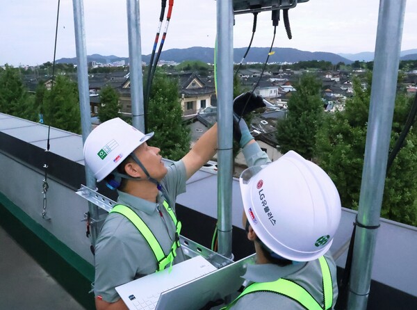 LG유플러스는 이달 말 경주에서 열리는 APEC 정상회의에 많은 인파가 몰릴 것을 대비해 경주시 일대 주요 시설에 추가 통신 장치를 구축하고, 전용 상황실을 운영한다. 사진은 경주 황리단길 인근 통신 장비를 점검하는 LG유플러스 직원의 모습. /2025.10.22 LG유플러스