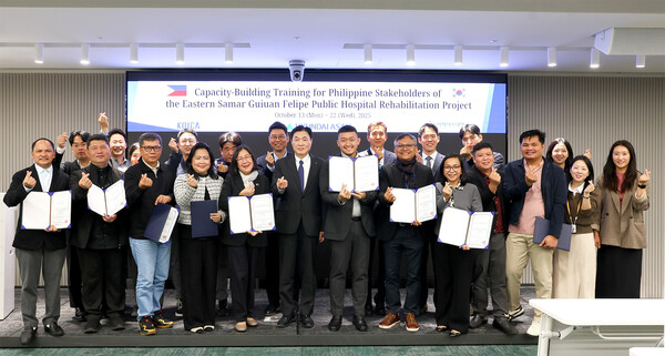 2025년 10월 21일 서울 연지동 현대그룹 사옥에서 진행된 ‘필리핀 동부사말 기안펠리페 아브리고 공공병원 재건 사업’ 관계자 초청 연수 수료식에서 이백훈 현대아산 대표(앞줄 왼쪽에서 여섯 번째), 필리핀 동부사말주 에바르돈 주지사(앞줄 왼쪽에서 일곱 번째) 등이 참가자들과 기념촬영을 하고 있다./사진=현대아산