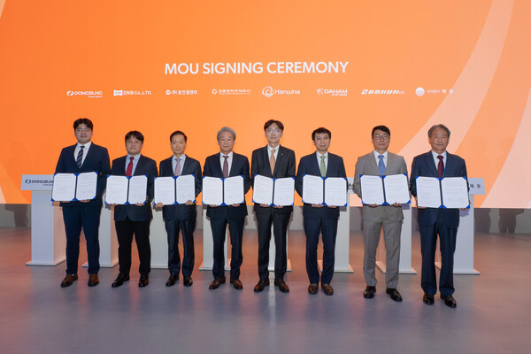 2025년 10월 21일 경기 고양시 '서울 국제 항공우주 방위산업 전시회(ADEX) 2025' 한화에어로스페이스 부스에서 열린 수출사업 협력을 위한 포괄적 업무협약 체결식에서 (왼쪽부터) 김상완 동성전기 대표, 도용환 디앤비 대표, 이종인 원진엠앤티 사장, 류하열 영풍전자 대표, 차준호 한화에어로스페이스 구매실장, 배성규 단암시스템즈 상무, 박진수 보국강업 대표, 이복우 혜동 대표가 기념촬영을 하고 있다./사진=한화