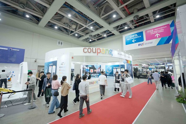 2025년 10월 22일 대구 엑스코에서 개막한 FIX 2025에서 쿠팡 부스가 운영되고 있다. / 사진=쿠팡