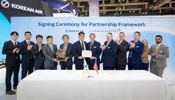 대한항공이 세계 최대 방산기업인 미국 록히드마틴(Lockheed Martin)과 손잡고 미국 육·해·공군 전력 강화를 위한 미 군용기 후속 군수지원에 협력한다. 2025년 10월 25일 ‘서울 국제 항공우주 및 방위산업 전시회(ADEX) 2025’ 에서 열린 체결식에 참석한 대한항공 조현철 군용기사업부 부서장(왼쪽에서 여섯번째), 록히드마틴 스티브 시히(Steve Sheehy) 운영·유지 사업개발 담당 부사장(왼쪽에서 일곱번째)을 비롯한 양사 주요 관계자들이 기념사진을 촬영하