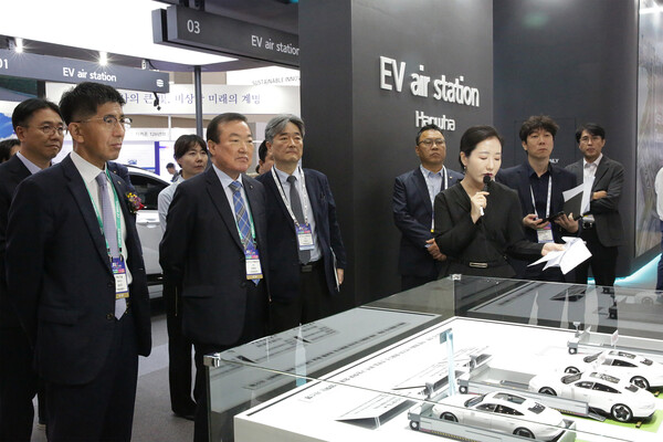 2025년 10월 22~25일 대구광역시 엑스코에서 열리는 '2025 대한민국 미래모빌리티엑스포'(DIFA)에서 (왼쪽부터)김승모 ㈜한화 건설부문 대표이사, 정명섭 대구도시개발공사 사장, 이준우 처장이 이동식 화재수조 로봇에 대한 설명을 듣고 있다. /한화 건설부문