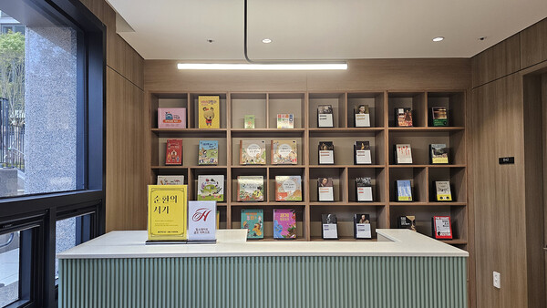'순환의 서가' 서비스가 제공될 12월 입주를 앞둔 힐스테이트 금오 더퍼스트의 작은 도서관 내부 모습이다. /2025.10.23 현대건설