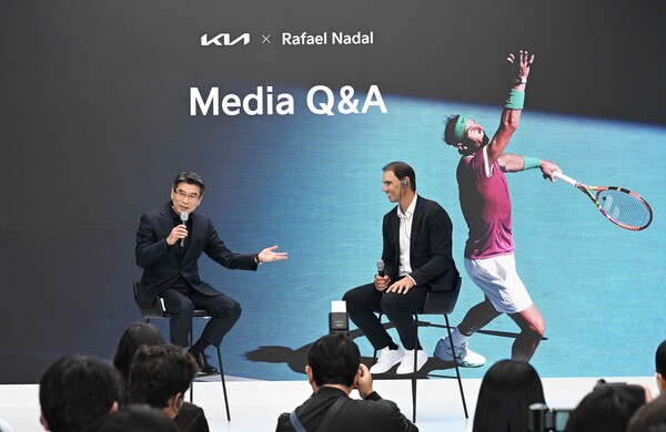 2025년 10월 23일 서울 성동구 '기아 언플러그드 그라운드'에서 열린 공식 후원 파트너십 연장 조인식에서 기아 송호성 사장과 라파엘 나달이 미디어 Q&A 세션에서 답변하고 있다./사진=기아