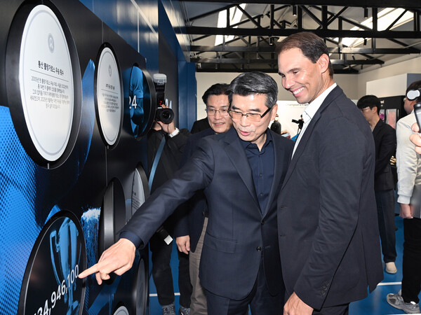 2025년 10월 23일 서울 성동구 '기아 언플러그드 그라운드'에서 열린 공식 후원 파트너십 연장 조인식에서 기아 송호성 사장과 라파엘 나달이 파트너십 관련 전시물을 함께 관람하고 있다./사진=기아