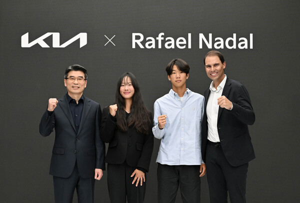 2025년 10월 22일 서울 광진구 워커힐 호텔에서 (왼쪽부터) 기아 송호성 사장, 홍예리 선수, 김시윤 선수, 라파엘 나달이 기념 촬영을 하고 있다./사진=기아