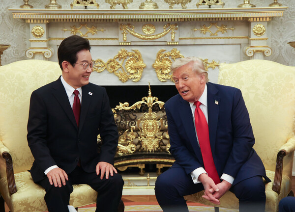 이재명 대통령이 25일(현지시간) 미국 워싱턴 DC 백악관 오벌오피스에서 도널드 트럼프 미국 대통령과 한미 정상회담을 하고 있다. 2025.8.26./연합