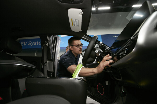 제15회 월드스킬올림픽 참가자들이 정비 평가를 받는 모습./사진=현대차