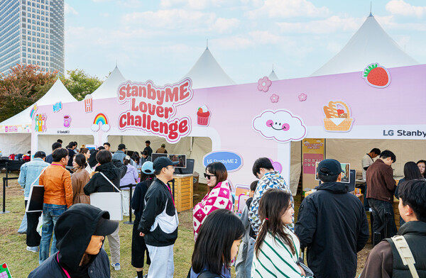 2025년 10월 25일 서울 여의도 한강공원에서 개최된 '스탠바이미 러버 챌린지'에서 참가자들이 스탠바이미 2 사용 방식을 겨루고 있다./사진=LG전자