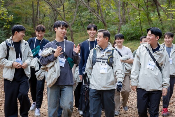 2025년 10월 24일 경기 과천 서울대공원 산림욕장에서 삼양홀딩스 김윤 회장이 임직원들과 10.1km 거리의 ‘퍼포즈 워크’ 트레킹을 하고 있다./사진=삼양그룹