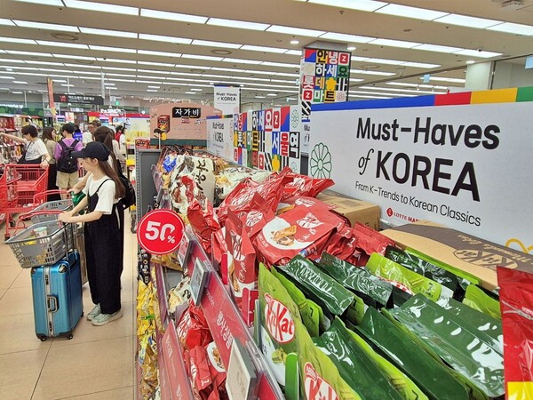 서울시 중구에 위치한 롯데마트 제타플렉스 서울역점 '머스트 헤브 오브 코리아' 매대에서 상품을 구매하는 외국인들의 모습./사진=롯데마트