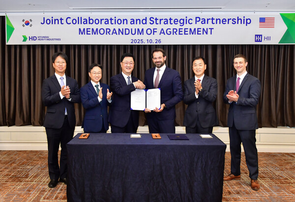 2025년 10월 26일 경국 경주 라한셀렉트 호텔에서 주원호 HD현대중공업 특수선사업부 사장(왼쪽에서 세 번째)와 에릭 츄닝 헌팅턴 잉걸스 전략 개발 총괄 부사장(왼쪽에서 네 번째)이 ‘상선 및 군함 건조 협력에 관한 합의 각서(MOA)’를 체결하고 기념촬영을 하고 있다./사진=HD현대