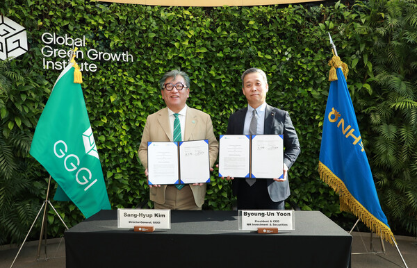 NH투자증권은 글로벌녹색성장기구(GGGI)와 양사간의 협력 강화를 위한 업무협약(MoU)을 체결했다고 2025년 10월 27일 밝혔다. (오른쪽) 윤병운 NH투자증권 대표이사와 김상협 글로벌녹색성장기구(GGGI) 사무총장이 글로벌녹색성장기구(GGGI) 본사에서 열린 협약식 후 기념 촬영하고 있다. /사진=NH투자증권