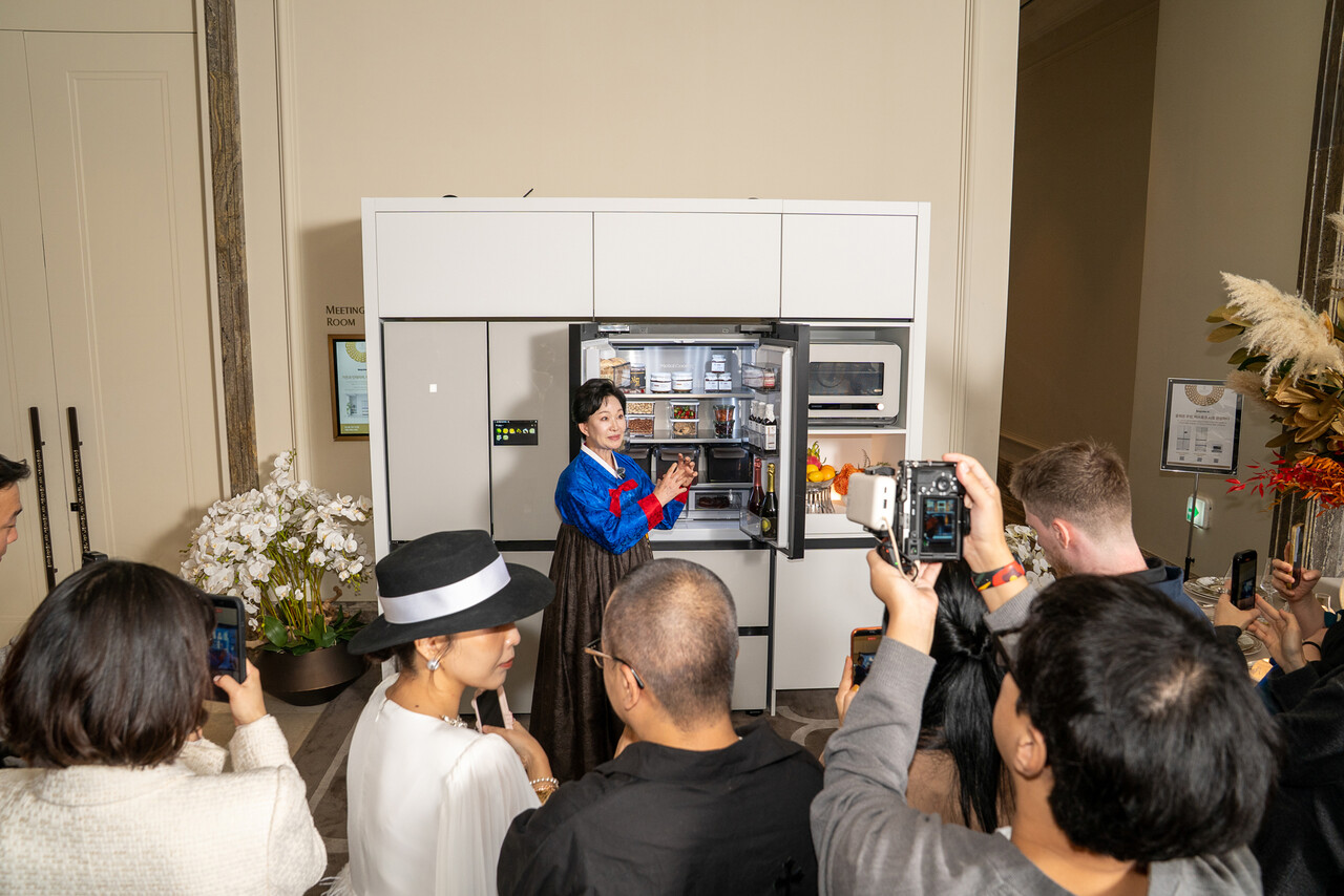 이하연 명인이 '라 리스트(La Liste) 2026' 시상식에 마련된 삼성전자 AI 가전 전시에서 '비스포크 AI 김치플러스 키친핏 맥스'의 기능을 시연하고 있다. 2025.10.28./사진=삼성전자