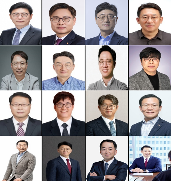 (왼쪽부터) 이형희 SK㈜ 부회장단 부회장, 강동수 SK㈜ 담당 사장, 정재헌 SK텔레콤 사장, 김영식 SK에코플랜트 사장, 송창록 SK머티리얼즈 사장, 이종수 SK이노베이션 E&S 사장, 김정규 SK스퀘어 사장, 차선용 SK하이닉스 미래기술연구원장(사장), 정광진 SK실트론 사장, 김성수 SK브로드밴드 사장, 윤풍영 SK수펙스추구협의회 담당 사장, 염성진 SK수펙스추구협의회 커뮤니케이션위원장, 이용욱 SK온 사장, 김완종 SK㈜ AX 사장, 한명진 SK텔레콤 통신 CIC장(사장), 김종우 SKC 사장./사진=SK그룹