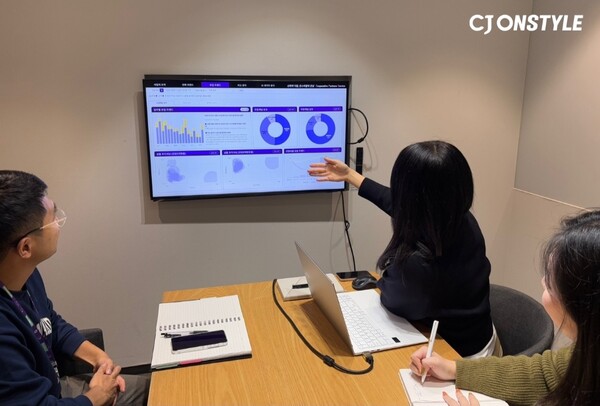 CJ온스타일 협력사 전용 AI 데이터 플랫폼 '비즈니스 인사이트' 담당자가 협력사에 고객 분석 데이터를 설명해주고 있다. / 사진=CJ온스타일