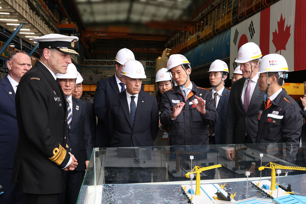 [사진_2] 김동관 한화그룹 부회장(앞줄 왼쪽 세번째)이 마크 카니 캐나다 총리(앞줄 왼쪽 두번째)에게 캐나다 현지에 설치하고자 하는 잠수함 유지보수 시설·설비에 대해 설명하고 있다.