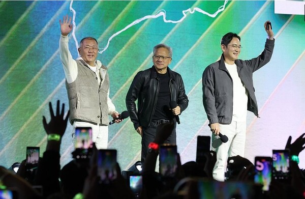젠슨 황 엔비디아 최고경영자와 이재용 삼성전자 회장, 정의선 현대차그룹 회장이 2025년 10월 30일 서울 코엑스에서 열린 엔비디아의 그래픽카드(GPU) '지포스' 출시 25주년 행사에서 단상에 올라 인사를 하고 있다./연합