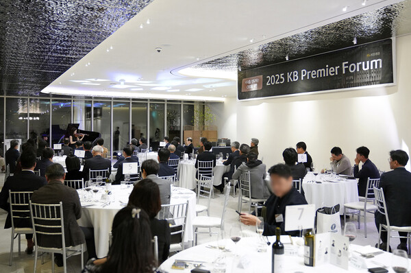 KB증권은 2025년 10월 29일 법인 CEO(최고경영자) 및 오너 고객을 위한 프리미엄 네트워킹 프로그램인 ‘KB Premier Forum(프리미엄 포럼)’ 3기 종강식을 한강변에 위치한 ‘더 리버(The-River)’에서 성황리에 개최했다. /사진=KB증권