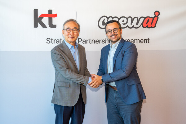 KT 김영섭 대표(왼쪽)와 크루AI 조 모우라 CEO(오른쪽)가 2025년 10월 24일 미국 샌프란시스코에서 대한민국 AI 에이전트 생태계 혁신을 위한 전략적 파트너십을 체결하고 기념 사진을 촬영하고 있다./ 2025.10.31 KT