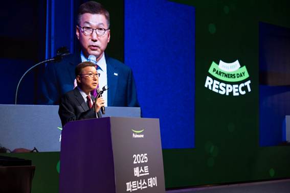 2025년 10월 30일 서울 송파구 소피텔 앰배서더 서울 호텔에서 열린 '2025 풀무원 베스트 파트너스 데이'에서 풀무원 이우봉 총괄CEO(사진)가 협력기업 대표들에게 인사말을 전하고 있다./2025.10.31 풀무원