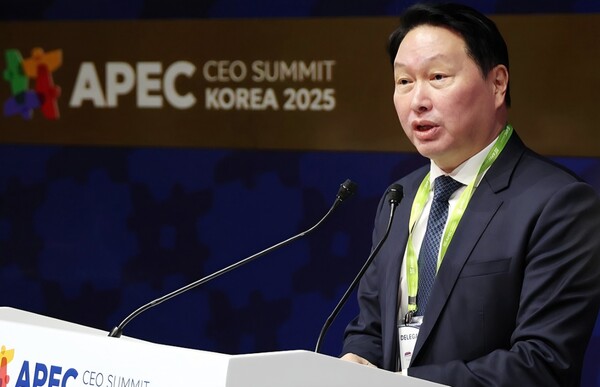 최태원 대한상공회의소 회장 겸 SK그룹 회장이 2025년 10월 29일 경북 경주예술의전당에서 열린 'APEC CEO(최고경영자) 서밋'에서 개회사를 하고 있다. /연합뉴스