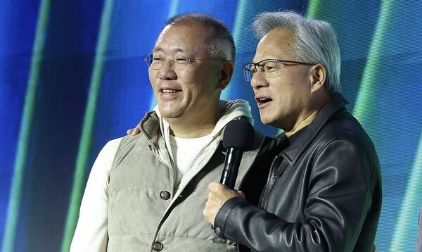 젠슨 황 엔비디아 최고경영자와 정의선 현대차그룹 회장이 2025년 10월 30일 서울 코엑스에서 열린 엔비디아의 그래픽카드(GPU) '지포스' 출시 25주년 행사에서 단상에 올라 있다./연합