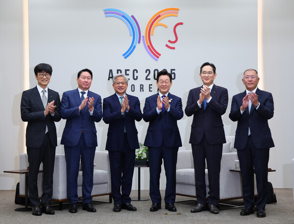 이재명 대통령이 2025년 10월 31일 APEC 정상회의장인 경주화백컨벤션센터에서 젠슨 황 엔비디아 최고경영자 접견에 앞서 국내 기업 대표들과 함께 기념촬영을 하고 있다. 왼쪽부터 이해진 네이버 이사회 의장, 최태원 SK그룹 회장, 젠슨 황, 이재명 대통령, 이재용 삼성전자 회장, 정의선 현대차그룹 회장. 2025.10.31/연합