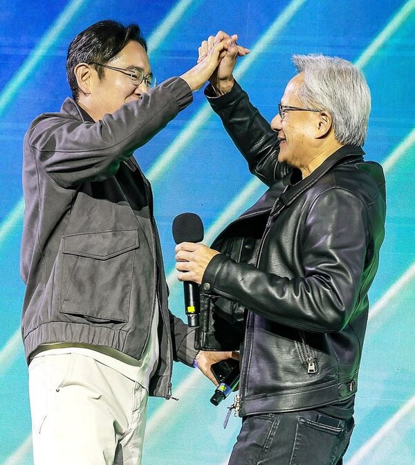 젠슨 황 엔비디아 최고경영자와 이재용 삼성전자 회장이 2025년 10월 30일 서울 코엑스에서 열린 엔비디아의 그래픽카드(GPU) '지포스' 출시 25주년 행사에 참석해 있다. /연합